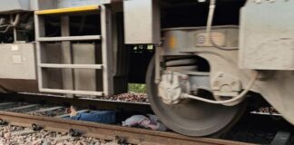 हिसार के गांव मय्यड़ में महिला ने अपने दो बेटियों के साथ ट्रेन के आगे कूद गई। जिससे महिला की व उसकी छह वर्षीय बेटी की मौके पर ही मौत हो गई।