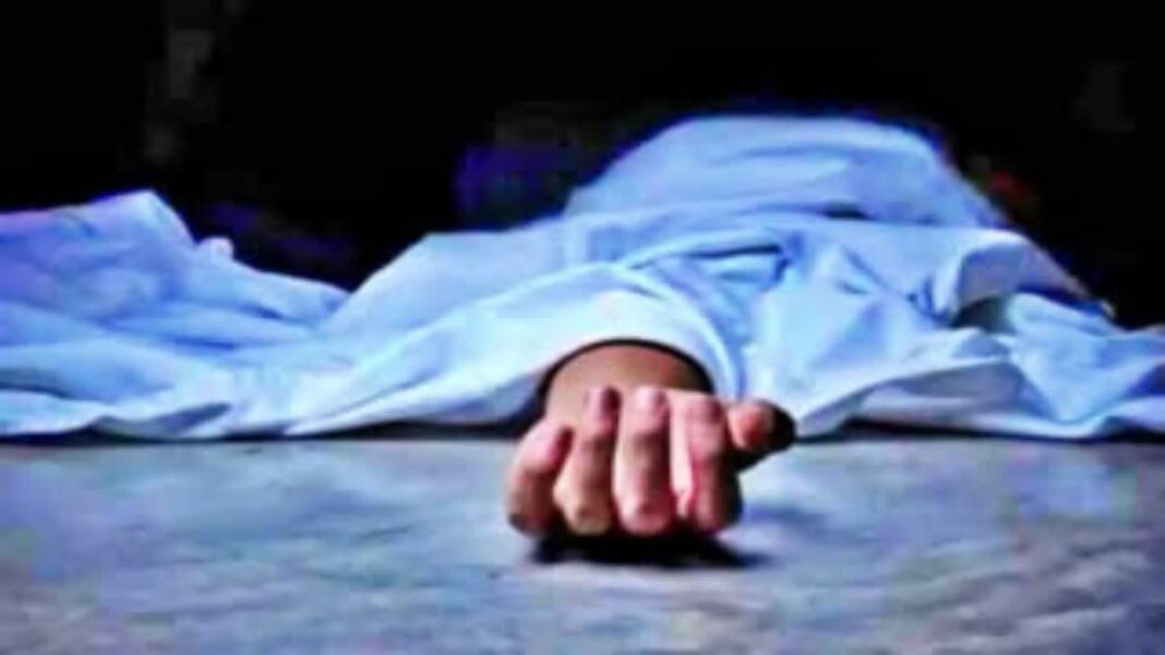 सोमवार सुबह गांव से बाहर ड्रेन के पास झाड़ियों में महिला का शव बरामद हुआ। शव की हालत देखकर परिजन और ग्रामीण स्तब्ध रह गए