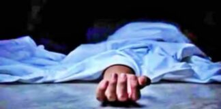 सोमवार सुबह गांव से बाहर ड्रेन के पास झाड़ियों में महिला का शव बरामद हुआ। शव की हालत देखकर परिजन और ग्रामीण स्तब्ध रह गए