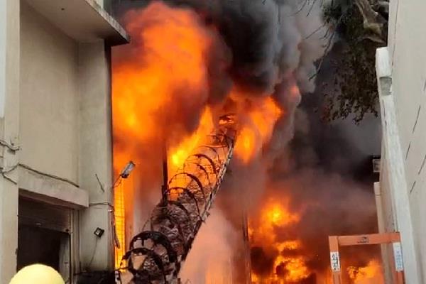 आग वीरवार सुबह साढ़े 4 बजे लगी। सूचना मिलते ही फायरब्रिगेड की पांच गाड़ियों ने मौके पर पहुंचकर आग को काबू पाया। आग वीरवार सुबह साढ़े 4 बजे लगी। सूचना मिलते ही फायरब्रिगेड की पांच गाड़ियों ने मौके पर पहुंचकर आग को काबू पाया।