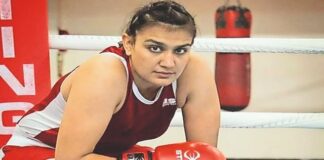 सड़क पर फेंकी शराब की बोतलें!: बॉक्सर स्वीटी बूरा का वीडियो वायरल, ट्रैक्सी कर्मचारी से क्यों की धक्का-मुक्की? अल्मोड़ा में टैक्सी यूनियन के कर्मचारी हिमांशु पांडे ने बताया कि 26 जनवरी को हरियाणा नंबर की फॉर्च्यूनर गाड़ी में आईं युवतियों ने शहर की एक मेन रोड पर गाड़ी का शीशा खोलकर कूड़ा नीचे गिरा दिया।