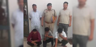 व्हाट्सएप के माध्यम से फर्जी लिंक भेजकर वह पीड़ितों के क्रेडिट कार्ड और बैंक खातों से रकम उड़ा लेते थे।