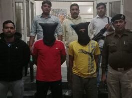 रोहतक पुलिस ने नाका लगाकर नजर रखनी शुरू की। जैसे ही बाइक सवार दो युवक आए।