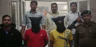 रोहतक पुलिस ने नाका लगाकर नजर रखनी शुरू की। जैसे ही बाइक सवार दो युवक आए।