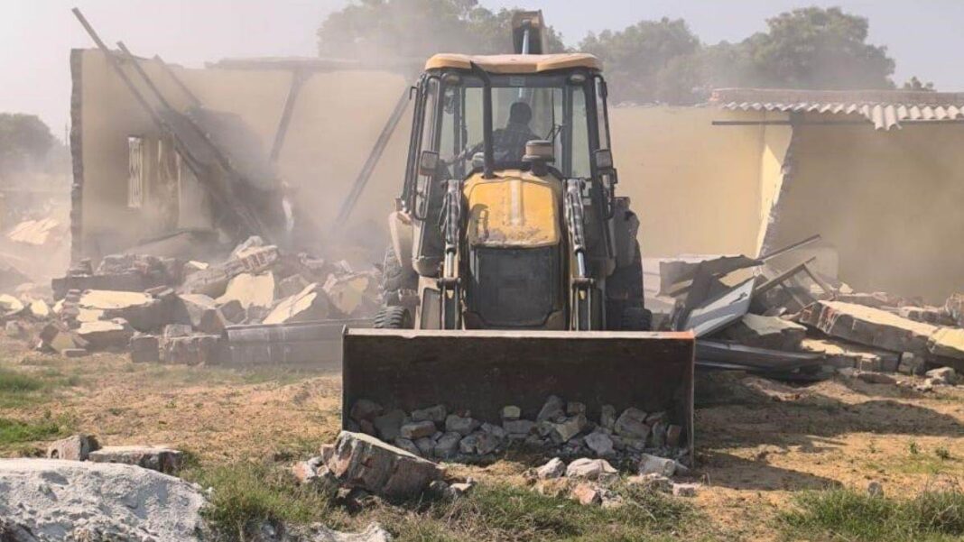 उन्होंने कहा कि कई बार लोग आकर्षक दामों और झूठे वादों के कारण अवैध कॉलोनियों में निवेश कर देते हैं