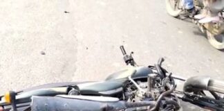 हरियाणा के हिसार में सड़क हादसे में मां और बेटे की मौत हो गई। दोनों बाइक पर सवार थे। सोमवार शाम को ये हादसा हुआ।