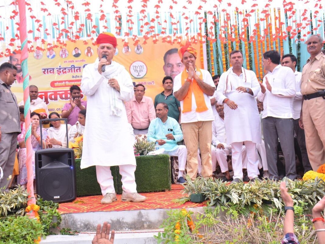 हरियाणा की सीमा से सटे राजस्थान के झुंझुनू जिले के गांव सोहली पहुंचे केंद्रीय मंत्री राव इंद्रजीत सिंह ने भी इशारों-इशारों में करारा जवाब देते हुए सियासी माहौल को और रोचक बना दिया। हरियाणा की सीमा से सटे राजस्थान के झुंझुनू जिले के गांव सोहली पहुंचे केंद्रीय मंत्री राव इंद्रजीत सिंह ने भी इशारों-इशारों में करारा जवाब देते हुए सियासी माहौल को और रोचक बना दिया।