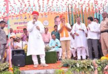 हरियाणा की सीमा से सटे राजस्थान के झुंझुनू जिले के गांव सोहली पहुंचे केंद्रीय मंत्री राव इंद्रजीत सिंह ने भी इशारों-इशारों में करारा जवाब देते हुए सियासी माहौल को और रोचक बना दिया।