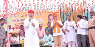 हरियाणा की सीमा से सटे राजस्थान के झुंझुनू जिले के गांव सोहली पहुंचे केंद्रीय मंत्री राव इंद्रजीत सिंह ने भी इशारों-इशारों में करारा जवाब देते हुए सियासी माहौल को और रोचक बना दिया।