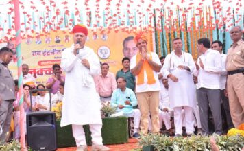 हरियाणा की सीमा से सटे राजस्थान के झुंझुनू जिले के गांव सोहली पहुंचे केंद्रीय मंत्री राव इंद्रजीत सिंह ने भी इशारों-इशारों में करारा जवाब देते हुए सियासी माहौल को और रोचक बना दिया।