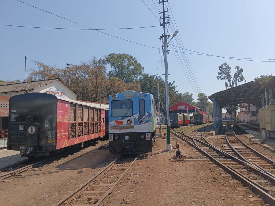 पर्यटन की दृष्टि से पहली बार तीन कोच वाला ट्रेन सेट रेलवे द्वारा तैयार करवाया गया है ताकि पुराने कोच को नए कोच से बदला जा सके।