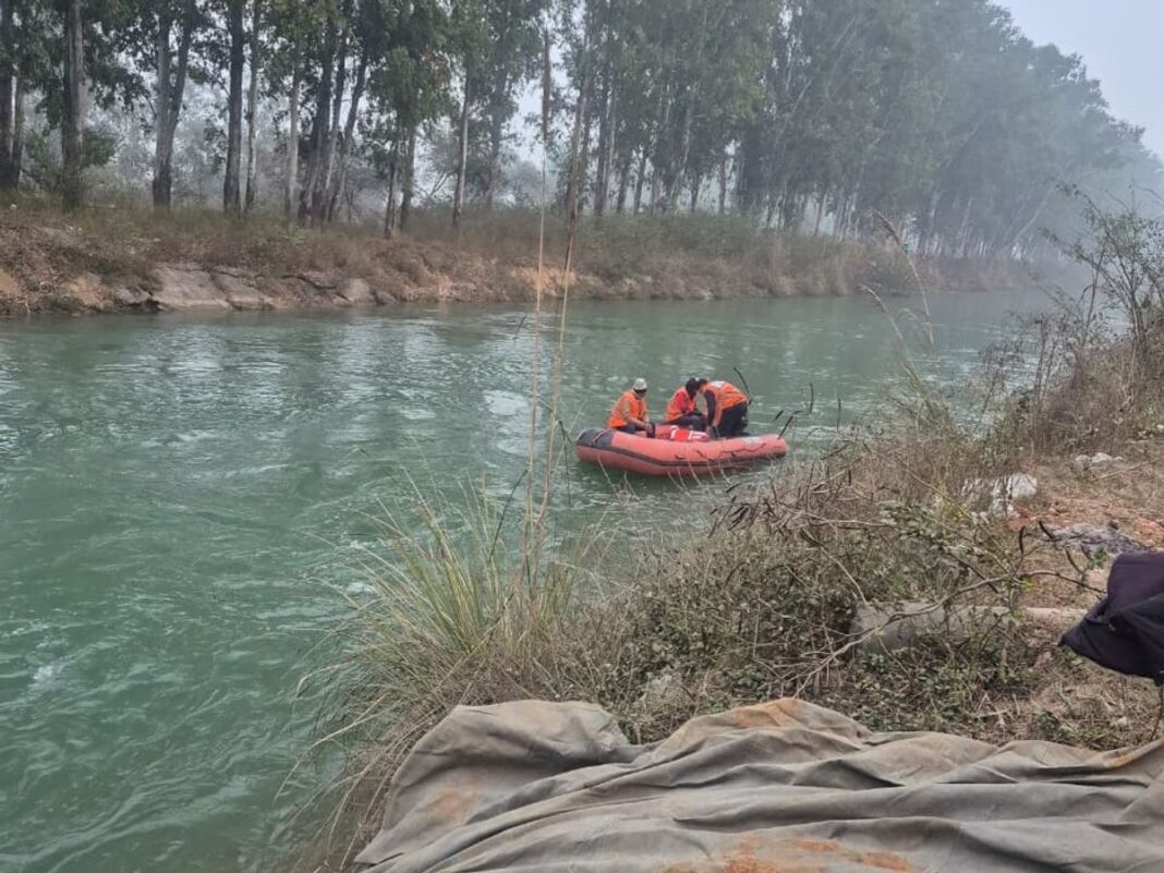 हरियाणा में आईएनएलडी नेता कुलदीप राठी के भाई जयदीप राठी की गोली मारकर हत्या कर दी गई। इस वारदात को अंजाम देने के बाद हत्यारों ने उनके शव को जला दिया।