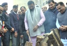 मुख्यमंत्री ने कुवि परिसर में करीब साढ़े पांच करोड़ की लागत से बनने वाले हॉकी एस्ट्रोटर्फ का शिलान्यास किया।