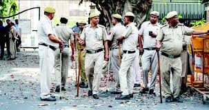 सूचना मिलते ही टीम ने नेशनल हाईवे 44 के पास घेराबंदी की, लेकिन बदमाशों ने पुलिस पर फायरिंग शुरू कर दी।