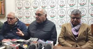 उन्होंने कहा कि उनके परिवार ने आजादी और जातिवाद के खिलाफ लड़ाई लड़ी है और जो व्यक्ति खुद जातिवाद की बात करता है, वह सबसे बड़ा जातिवादी होता है।