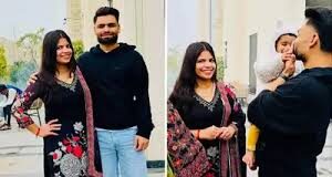 लेकिन स्टाइल के मामले में बहन-भाई की पसंद अलग दिखी।