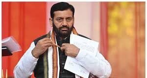 अल्टीमेटम के बाद सियासी पारा भी चढ़ गया है, क्योंकि एएसआई प्रवीण के पक्ष में आए ग्रामीण पंकज की गिरफ़्तारी की मांग कर रहे हैं।