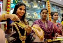 इससे पहले 29 दिसंबर को कारोबार के दौरान सोने की कीमत 1,38,161 रुपए प्रति 10 ग्राम और चांदी की 2,43,483 रुपए प्रति किलोग्राम तक पहुंच गई थी।