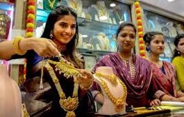 इससे पहले 29 दिसंबर को कारोबार के दौरान सोने की कीमत 1,38,161 रुपए प्रति 10 ग्राम और चांदी की 2,43,483 रुपए प्रति किलोग्राम तक पहुंच गई थी।