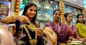 इससे पहले 29 दिसंबर को कारोबार के दौरान सोने की कीमत 1,38,161 रुपए प्रति 10 ग्राम और चांदी की 2,43,483 रुपए प्रति किलोग्राम तक पहुंच गई थी।