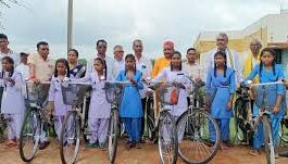 इस साइकिल मेला में विद्यार्थियों ने साइकिल पसंद की विभाग की तरफ से विद्यार्थियों को 20 इंची साइकिल के लिए 2800 रुपये और 22 इंची साइकिल के लिए 3000 रुपये दिए जाएंगे।