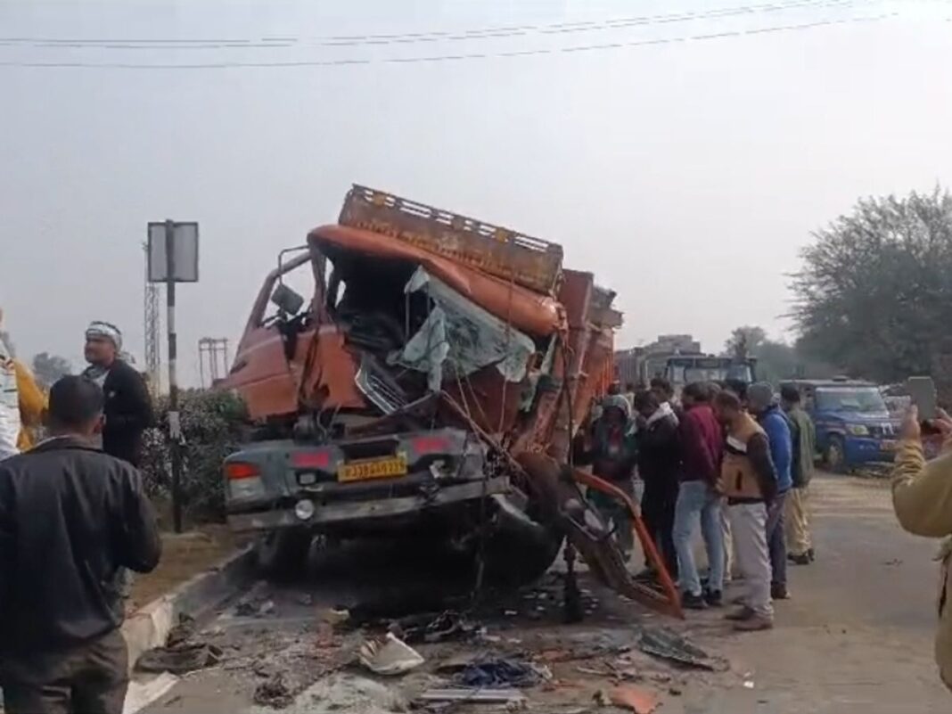 घने कोहरे के कारण दृश्यता बेहद कम होने से बस चालक को सामने चल रहे ट्रक का सही अंदाजा नहीं हो सका और बस ने ट्रक को पीछे से जोरदार टक्कर मार दी।