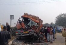 घने कोहरे के कारण दृश्यता बेहद कम होने से बस चालक को सामने चल रहे ट्रक का सही अंदाजा नहीं हो सका और बस ने ट्रक को पीछे से जोरदार टक्कर मार दी।