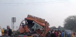 घने कोहरे के कारण दृश्यता बेहद कम होने से बस चालक को सामने चल रहे ट्रक का सही अंदाजा नहीं हो सका और बस ने ट्रक को पीछे से जोरदार टक्कर मार दी।