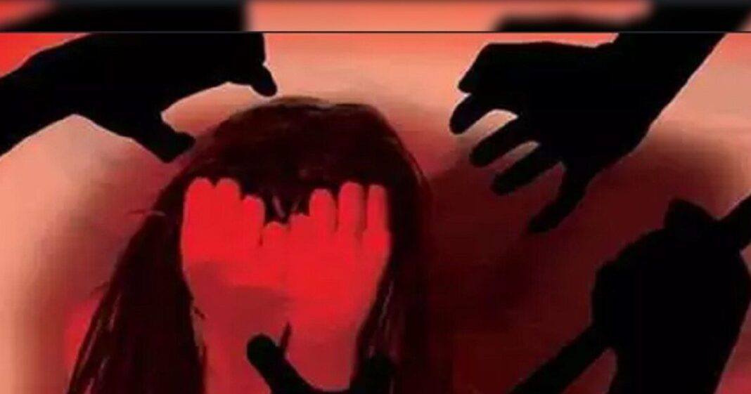 हरियाणा के झज्जर जिले में एक दिल दहला देने वाला मामला सामने आया है। यहां यूपी से आई एक लड़की के साथ 5 युवकों ने गैंगरेप किया और फिर फरार हो गए। हरियाणा के झज्जर जिले में एक दिल दहला देने वाला मामला सामने आया है। यहां यूपी से आई एक लड़की के साथ 5 युवकों ने गैंगरेप किया और फिर फरार हो गए।