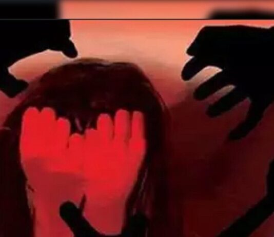 हरियाणा के झज्जर जिले में एक दिल दहला देने वाला मामला सामने आया है। यहां यूपी से आई एक लड़की के साथ 5 युवकों ने गैंगरेप किया और फिर फरार हो गए।