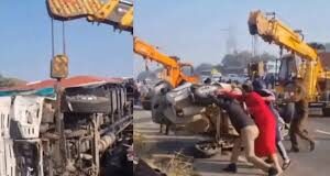 करनाल में नेशनल हाइवे पर करनाल से पानीपत साइड एक ट्रक लिबर्टी की बस के आगे चल रहा था।