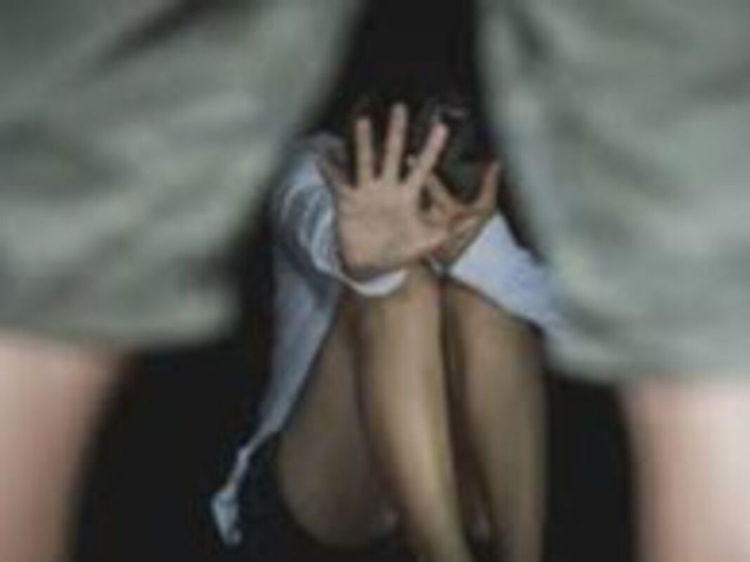 हरियाणा के फरीदाबाद जिले में महिला शूटर के साथ रेप करने का मामला सामने आया है। रेप का आरोप उसी के कोच पर लगा है हरियाणा के फरीदाबाद जिले में महिला शूटर के साथ रेप करने का मामला सामने आया है। रेप का आरोप उसी के कोच पर लगा है