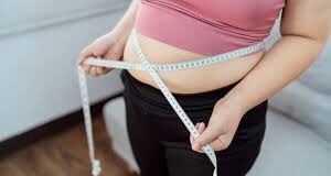 पेट का मोटापा यानी बैली फैट आज एक गंभीर स्वास्थ्य समस्या बन चुका है जो कई बीमारियों का खतरा बढ़ाता है।