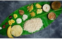 केले के पत्ते पर खाना खाने की प्रथा सदियों पुरानी है। आज भी भारत के कई राज्यों में इस प्रथा का बखूबी पालन किया जाता है।