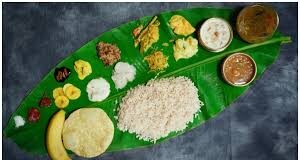 केले के पत्ते पर खाना खाने की प्रथा सदियों पुरानी है। आज भी भारत के कई राज्यों में इस प्रथा का बखूबी पालन किया जाता है।