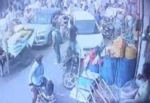 घटना के वीडियो में साफ दिख रहा है कि पुलिसकर्मी कार पर चढ़कर युवकों को रोकने की कोशिश करता है,