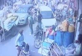 घटना के वीडियो में साफ दिख रहा है कि पुलिसकर्मी कार पर चढ़कर युवकों को रोकने की कोशिश करता है,
