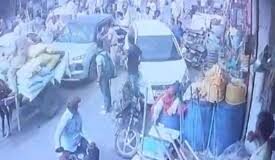 घटना के वीडियो में साफ दिख रहा है कि पुलिसकर्मी कार पर चढ़कर युवकों को रोकने की कोशिश करता है,