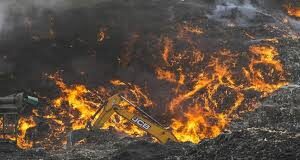 शहर के चार मरला कॉलोनी में सोमवार दोपहर को चौबारे पर बने कमरों में आग लग गई।