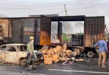 दीनानाथ के परिजन संजय सिंह ने बताया कि यह विदाई न केवल परिवार बल्कि पूरे कार्यालय और शहर के लिए यादगार बन गई।