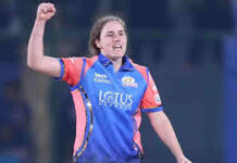 महिला प्रीमियर लीग में बल्लेबाजों और गेंदबाजों ने मिलकर खेल को रोमांचक बनाया है।