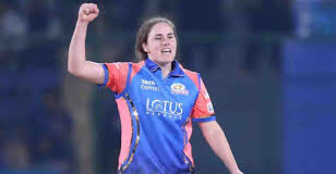 महिला प्रीमियर लीग में बल्लेबाजों और गेंदबाजों ने मिलकर खेल को रोमांचक बनाया है।