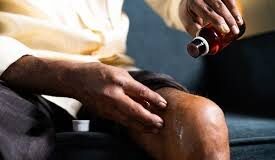 ठंड के मौसम में घुटनों का दर्द और भी असहनीय हो जाता है ऐसे में कई लोग लगातार पेन किलर का इस्तेमाल करने लग जाते हैं।