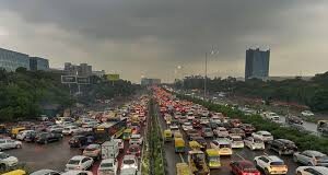 Gurugram:बारिश के चलते दिल्ली-जयपुर हाईवे पर जाम, वीकेंड पर लौट रहे लोग बीच में अटके, लगी लंबी लाइन दिल्ली-एनसीआर में सर्दी के मौसम में बारिश से मौसम बदल गया।