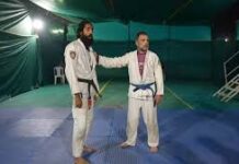 कुरुक्षेत्र में दिखा राहुल गांधी का अलग अंदाज, कांग्रेसियों को BJP का सामना करने के लिए सिखाई कराटे की तकनीकें हरियाणा के कुरुक्षेत्र में पिछले हफ्ते एक खास ट्रेनिंग कैंप में कांग्रेस के नए जिला अध्यक्षों को राहुल गांधी का एक अनोखा अंदाज़ देखने को मिला।