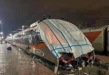 रेलवे ने पुराने रूट पर इस ट्रेन की टिकट बुकिंग फिलहाल रोक दी है। यात्रियों को अभी केवल 5 मार्च तक की आने जाने की टिकटें ही बुक करने की सुविधा मिल रही है।