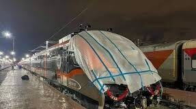 रेलवे ने पुराने रूट पर इस ट्रेन की टिकट बुकिंग फिलहाल रोक दी है। यात्रियों को अभी केवल 5 मार्च तक की आने जाने की टिकटें ही बुक करने की सुविधा मिल रही है।