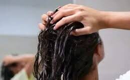 बालों को सुधारने के लिए हम सभी तरह-तरह के जुगाड़ लगाते हैं, लेकिन क्या आप जानते हैं कि हमारे घरों में एक ऐसा तेल रखा है, जो बालों की कई समस्याओं से राहत दिला सकता है।