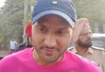 मांजरेकर के इस बयान पर सोशल मीडिया दो हिस्सों में बंट गया था।