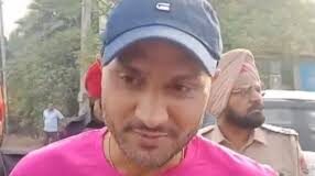 मांजरेकर के इस बयान पर सोशल मीडिया दो हिस्सों में बंट गया था।